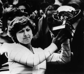 Mima Jaušovec con su único trofeo de Roland Garros de 1977. 