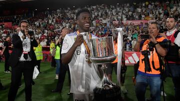 Vinicius Junior celebra llevando el trofeo la victoria en la Copa del Rey ante Osasuna.