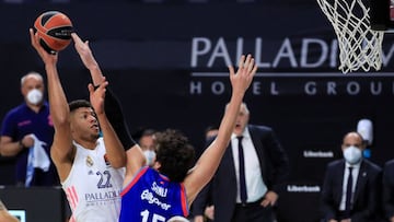 Edy Tavares, durante el partido correspondiente a la 32ª jornada de la Euroliga, que enfrentó al Real Madrid y al Anadolu Efes.
