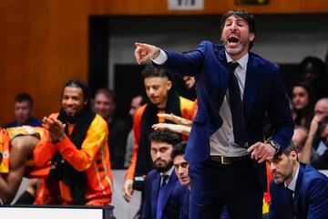 Badalona (Barcelona), 16/02/2023.- El entrenador del Valencia Basket, Álex Mumbrú, reacciona durante el partido correspondiente a cuartos de final de la Liga Copa del Rey de baloncesto que se disputa este jueves en el Palau Municipal d'Esports de Badalona. EFE/ Enric Fontcuberta.
