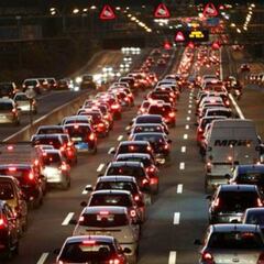 La DGT resuelve: ¿hay que llevar las luces del coche puestas durante el día?