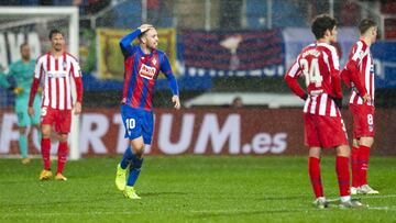 Los jugadores del Atlético se lamentan tras el gol del Eibar.