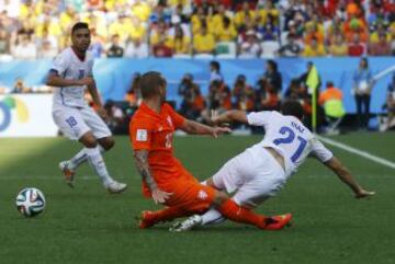 Wesley Sneijder y Marcelo Díaz.