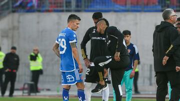 Futbol, Universidad de Chile vs Colo Colo.
Fecha 19, Campeonato Nacional 2024.
El jugador de Universidad de Chile Charles Aranguiz, izquierda, es fotografiado junto a Arturo Vidal y Mauricio Isla de Colo Colo durante el partido de primera division disputado en el estadio Nacional en Santiago, Chile.
10/08/2024
Jonnathan Oyarzun/Photosport
Football, Universidad de Chile vs Colo Colo.
19th turn, 2024 National Championship.
Universidad de Chile's player Charles Aranguiz, left, is pictured with Arturo Vidal and Mauricio Isla of Colo Colo during the first division match held at the Nacional stadium in Santiago, Chile.
10/08/2024
Jonnathan Oyarzun/Photosport