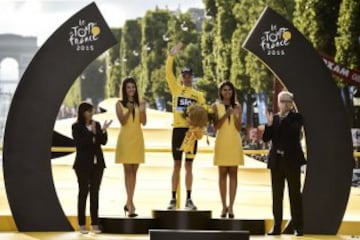 Chris Froome celebra su triunfo en el podio de París