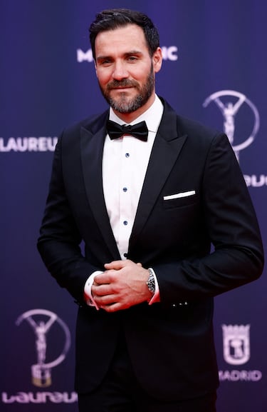 El piragüista Saúl Craviotto posando en la alfombra roja.