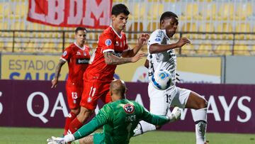 Futbol, Union La Calera vs Santos.
Fase de grupos, Copa Sudamericana 2022.
El jugador de Santos Angulo, derecha, disputa el balon con Erick Wiemberg de Union La Calera durante el partido del grupo C de la Copa Sudamericana realizado en el estadio Sausalito de Vina Del Mar, Chile.
28/04/2022
Raul Zamora/Photosport

Football, Union La Calera vs Santos.
Group phase, 2022 Sudamericana Championship.
Santos player Angulo, right, vies for the ball with Erick Wiemberg of Union La Calera during the group C match of the Copa Sudamericana Championship held at the Sausalito stadium in Vina Del Mar, Chile.
28/04/2022
Raul Zamora/Photosport