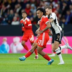 Perú también prueba a Tapia como central