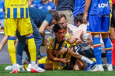 El golpe se produjo durante el minuto nueve de encuentro cuando ambos jugadores chocaron tras buscar un balón largo en diagonal. Al momento salieron las asistencias para atender a ambos jugadores.