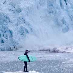 Ben Gravy y Blair Conklin surfean un tsunami