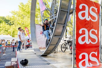 AS celebró la última etapa de La Vuelta 2024 con varias actividades en la ‘fan zone’. El público pudo montarse en un looping o participar en una competición de bicicletas estáticas y  poner a prueba sus conocimientos sobre La Vuelta con un juego de preguntas.