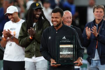 Una de las raquetas francesas de mayor nivel durante los últimos años también puso fin a su carrera en este 2022. Con 37 años, y después de solo haber ganado un partido en lo que iba de temporada, Tsonga se retiró tras el último Roland Garros, donde perdió frente a Casper Ruud en primera ronda. El de Le Mans fue homenajeado por todo lo alto en la Philippe Chatrier, en la que el público francés y sus colegas de profesión despidieron a 'Ali'. Tsonga llegó a ser número cinco del mundo, y logró 18  títulos ATP, siendo los Masters 1.000 de París 2008 y Canadá 2014 sus logros más destacados, además de haber rozado el título en un Grand Slam en el Open de Australia 2008, cuando cayó en la final ante Novak Djokovic. Tsonga además puede presumir en sus hazañas de ser uno de los pocos tenistas que ha ganado en más de una ocasión a Rafa Nadal, Roger Federer y Novak Djokovic, los tres integrantes del Big-Three.