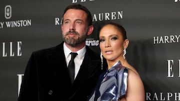 El 20 de agosto, JLo solicitó oficialmente el divorcio del actor, fecha de su segundo aniversario de su boda en Georgia.