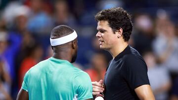 Milos Raonic y Frances Tiafoe se saludan tras su partido en el Masters 1.000 de Canadá.