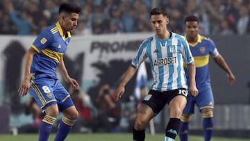 Racing Club's Paraguayan midfielder Matias Rojas (C) controls the ball next Boca Juniors' midfielder Guillermo Fernandez (L) during their Argentine Professional Football League Tournament 2022 match at Presidente Peron stadium in Avellaneda, Buenos Aires province, on August 14, 2022. (Photo by ALEJANDRO PAGNI / AFP)