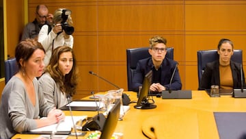 Las futbolistas Ainhoa Tirapu, del Athlétic de Bilbao, Garazi Murua, de la Real Sociedad de San Sebastián, y Vanessa Gimbert, también del Athlétic.