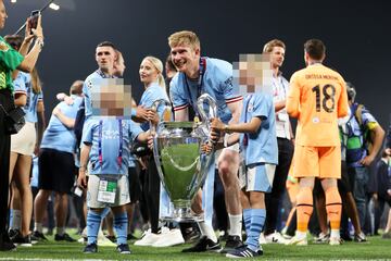 Kevin De Bruyne y sus hijos posan con el trofeo de la Champions League.