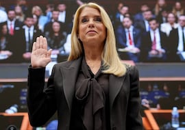 Pam Bondi, acusada de mentir bajo juramento