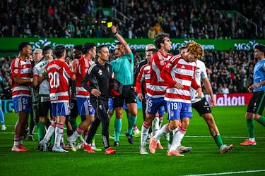 아르나이즈는 과신한 레이싱에 맞서 장갑을 꺼냈다