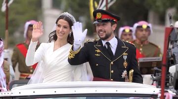 El príncipe heredero Hussein de Jordania y Rajwa Al Saif saludan después de la ceremonia de su boda real en Amman.