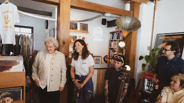 Sandra Hernández, fundadora de Wolher, con Julio Ruiz, padrino y el grupo Anabel Lee en Marilians Records.