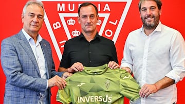 Etxeberria, flanqueado por Moreno y Goiria el día de la firma.