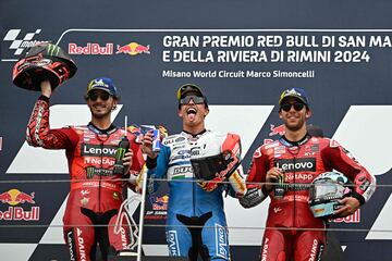 Francesco Bagnaia, Marc Marquez y Enea Bastianini celebran el podio la carrera del GP de San Marino.