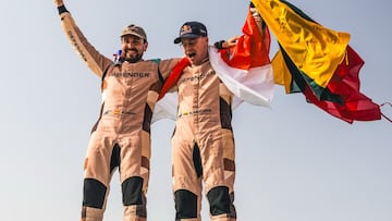 Baciuska y Vidal celebran su victoria en Stock con el Defender.