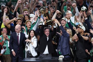 El dueño mayoritario de los Boston Celtics, Wyc Grousbeck levanta el trofeo Larry O´Brien, que le acredita como campeón de la NBA en 2024.