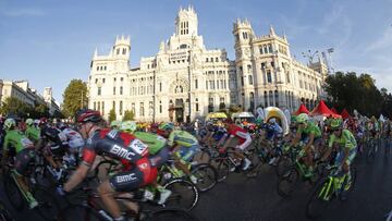 El pelot&oacute;n pasa por delante del Ayuntamiento de Madrid durante la &uacute;ltima etapa de la Vuelta a Espa&ntilde;a 2016.