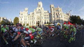El pelotón pasa por delante del Ayuntamiento de Madrid durante la última etapa de la Vuelta a España 2016.