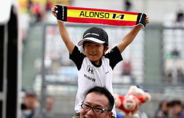 Un joven fan de Fernando Alonso muetsra su apoyo al piloto asturiano.