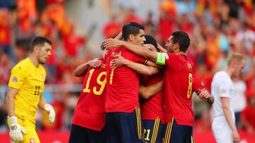 Los internacionales espa?oles celebran el gol de la victoria de Soler.