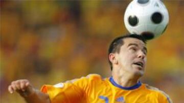 Contra con Malouda en el partido entre Rumanía y Francia de la Eurocopa
