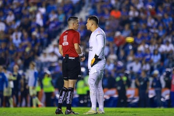 Referee Fernando Hernandez and Luis Malagon of America during the final first leg match between Cruz Azul and America as part of the Torneo Clausura 2024 Liga BBVA MX at Ciudad de los Deportes Stadium on May 23, 2024 in Mexico City, Mexico.