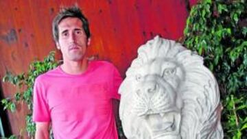 <b>UN EX LEÓN. </b>Sendoa posó para AS en uno de los leones que decoran la entrada del 'Asador 7 de Julio'.