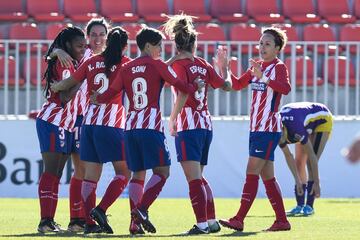 Las jugadoras del Atlético celebran el 2-0 que anotó Sampson, jugadora del UDG Tenerife, en propia meta