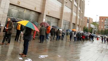 La afición del Atlético aguardó colas en el Calderón.