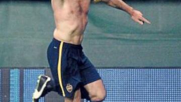 <b>EUFORIA. </b>Palermo se quitó la camiseta para celebrar su gol desde 40 metros a Vélez.