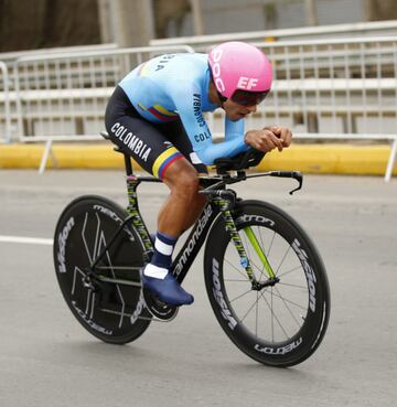 Este bogotano de 23 años ya se está convirtiendo en una realidad. Daniel Felipe Martínez es reciente medallista de oro en los Juegos Panamericanos y corre para el Education First desde el año 2018. Especialista en contrarreloj que ya ha ganado 1 etapa de la Paríz-Niza y ha sido campeón el campeonato de Colombia contrarreloj. Además, ya ha corrido en el Tour de Francia y el Giro de italia.