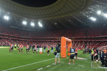 Los equipos salen al campo.