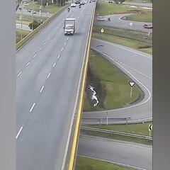 Un camión tira a un ciclista por un puente y provoca su muerte: Bernal explotó en Twitter