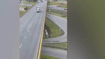 Un camión tira a un ciclista por un puente y provoca su muerte: Bernal explotó en Twitter