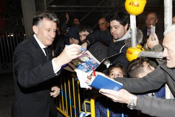 Sebastian Coe firma autógrafos a su llegada a la Gala. 