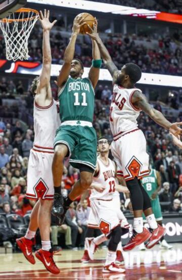 Evan Turner, antre Pau Gasol y Aaron Brooks.