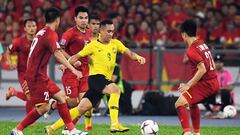 Malaysia&#039;s forward Norshahrul Idlan Talaha (C) fights for the ball with Vietnamese players during the AFF Suzuki Cup 2018 final football match between Malaysia and Vietnam at the Bukit Jalil National Stadium in Kuala Lumpur on December 11, 2018. (Pho