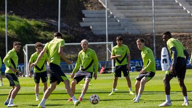 SAN SEBASTIÁN, 31/03/2025.- Los jugadores de la Real Sociedad este lunes durante un entrenamiento en la víspera del partido de vuelta de semifinales de la Copa del Rey que su equipo disputa el martes ante el Real Madrid. EFE/Javier Etxezarreta