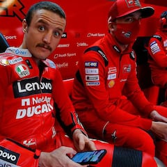 Miller se dispara con el asfalto mojado y quinto de Márquez