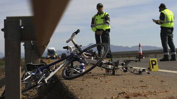 Estado en el que han quedado las bicicletas de dos ciclistas que han muerto tras ser atropellados por un turismo en el punto kilom&eacute;trico 108,800 de la carretera A-384, que une Campillos con Antequera (M&aacute;laga).