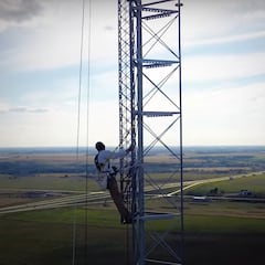 El técnico que cobra 40.000 euros por cambiar una bombilla dos días al año